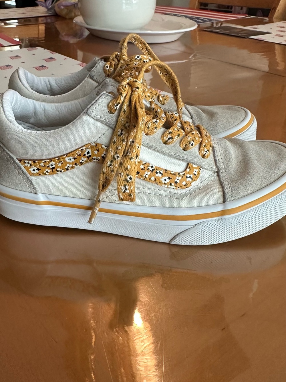 Vans Kids Low-Top Sneakers in Cream with Mustard Floral Accent